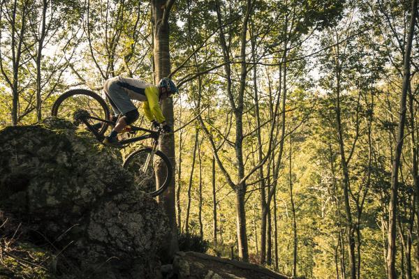 ciclista descendiendo por una roca